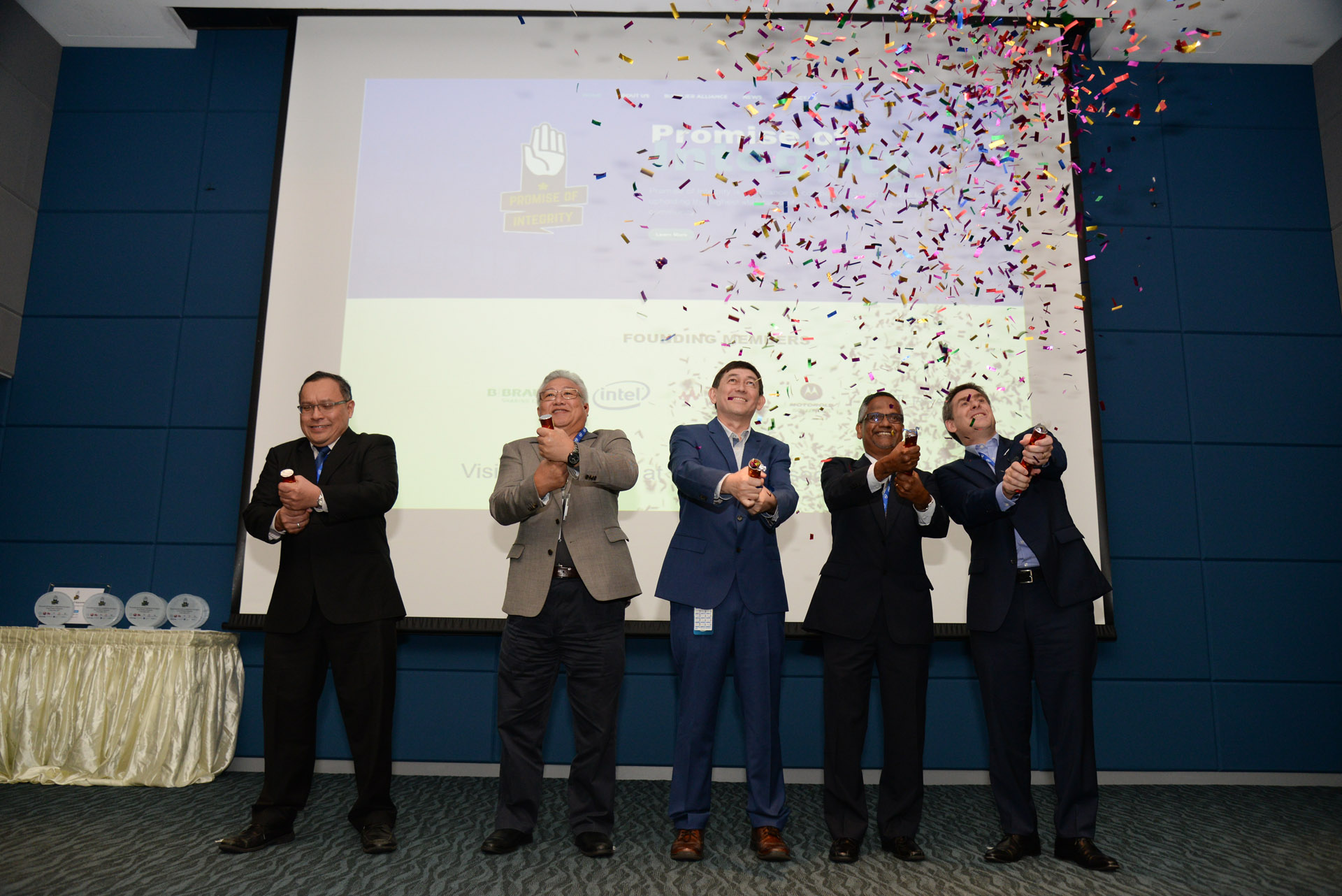 Launch of Web Portal (left to right) : Tahiruddin Hamdan, Chan Keng Cheong, Robin Martin, Dr Hari Narayanan and Graham Rice