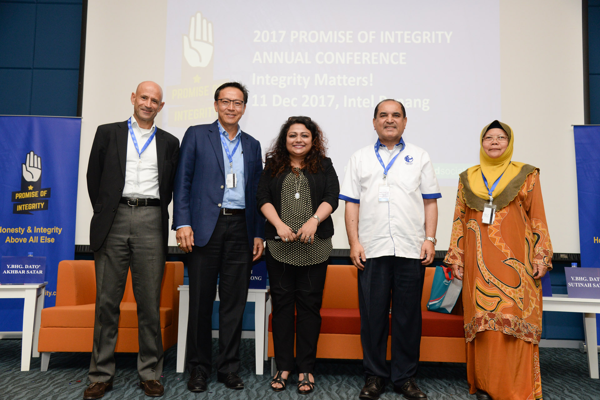 Panel Members (L to R) : Sam Haggag, Lim Bee Leong, Mekhla Basu, Y.Bhg Dato Akhbar Satar, Y.Bhg Dato' Sutinah Sutan